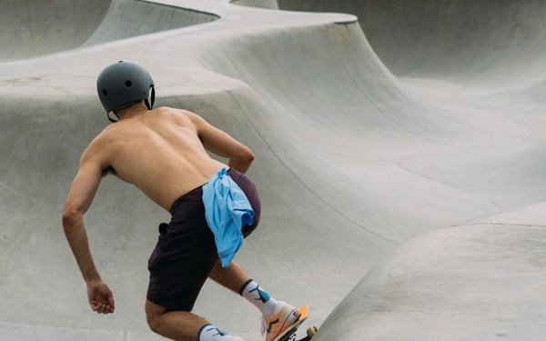 Skatista executando manobra street